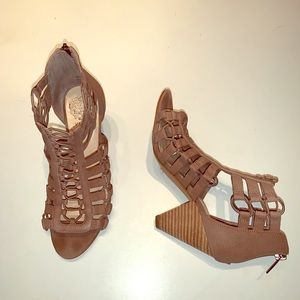 💃🏾 Vince Camuto Taupe Wedge Sandals